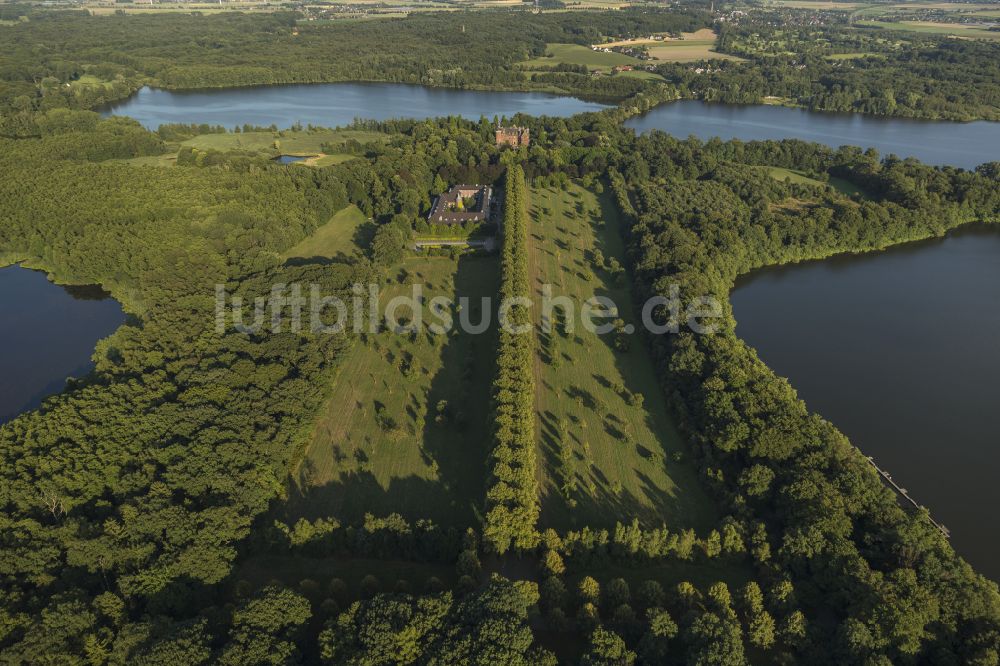 Luftbild Nettetal - Wassergraben mit Wasserschloß Schloss Krickenbeck in Nettetal im Bundesland Nordrhein-Westfalen, Deutschland