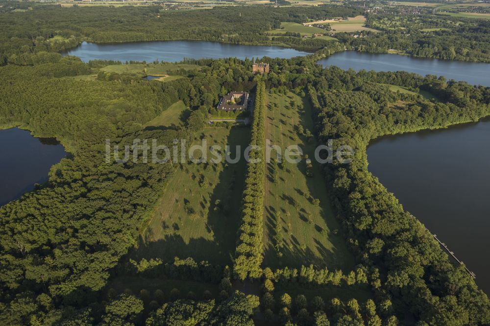 Luftaufnahme Nettetal - Wassergraben mit Wasserschloß Schloss Krickenbeck in Nettetal im Bundesland Nordrhein-Westfalen, Deutschland