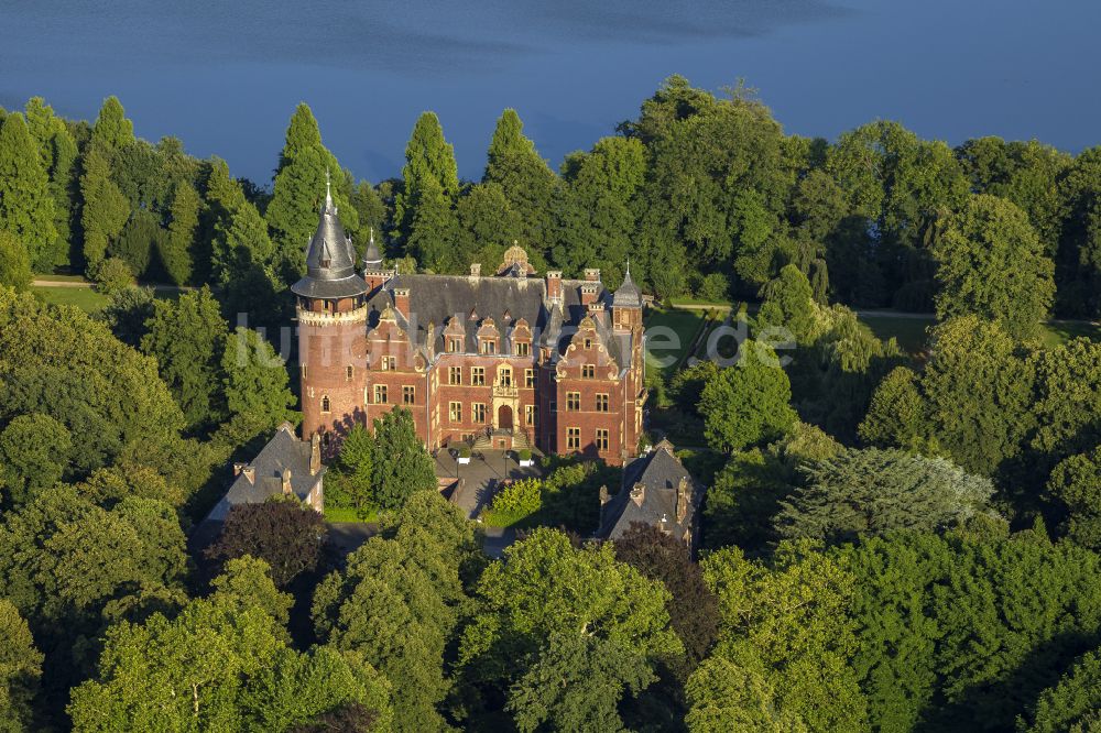 Nettetal aus der Vogelperspektive: Wassergraben mit Wasserschloß Schloss Krickenbeck in Nettetal im Bundesland Nordrhein-Westfalen, Deutschland