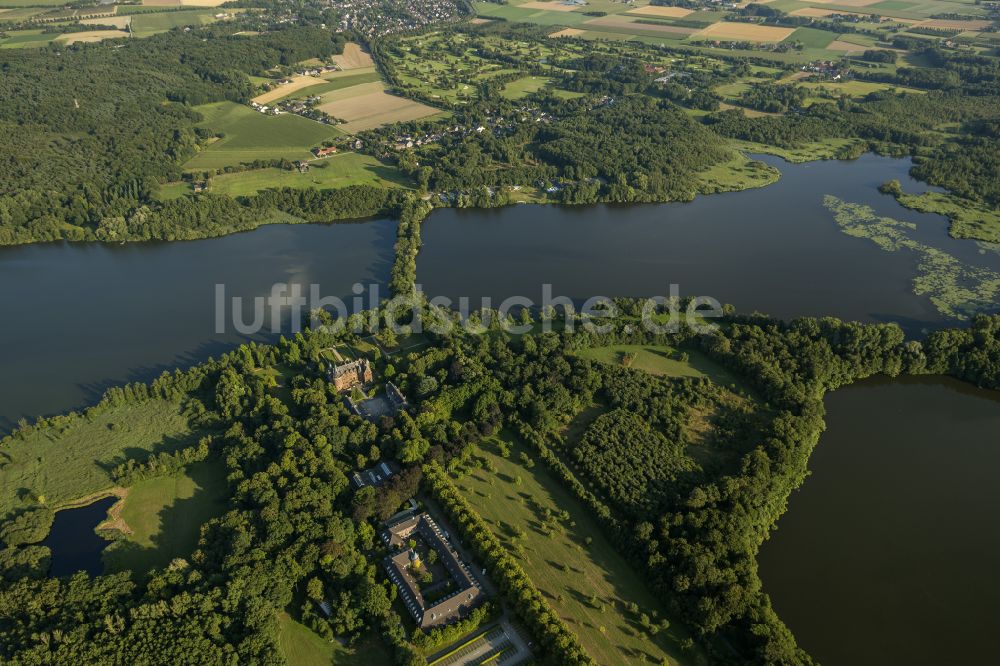 Luftaufnahme Nettetal - Wassergraben mit Wasserschloß Schloss Krickenbeck in Nettetal im Bundesland Nordrhein-Westfalen, Deutschland