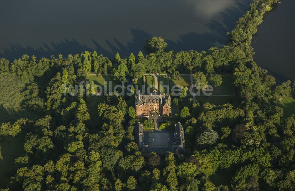 Nettetal von oben - Wassergraben mit Wasserschloß Schloss Krickenbeck in Nettetal im Bundesland Nordrhein-Westfalen, Deutschland