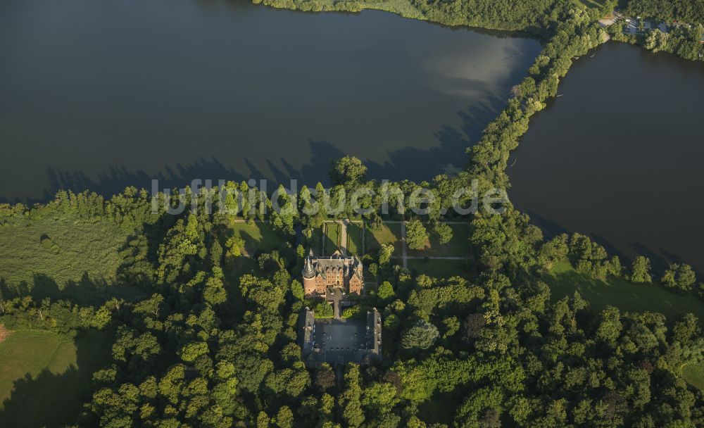 Nettetal aus der Vogelperspektive: Wassergraben mit Wasserschloß Schloss Krickenbeck in Nettetal im Bundesland Nordrhein-Westfalen, Deutschland