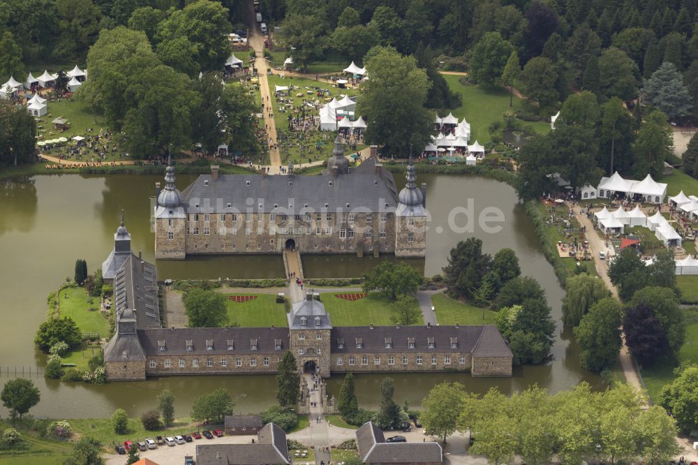 Lembeck von oben - Wassergraben mit Wasserschloß Schloss in Lembeck im Bundesland Nordrhein-Westfalen, Deutschland