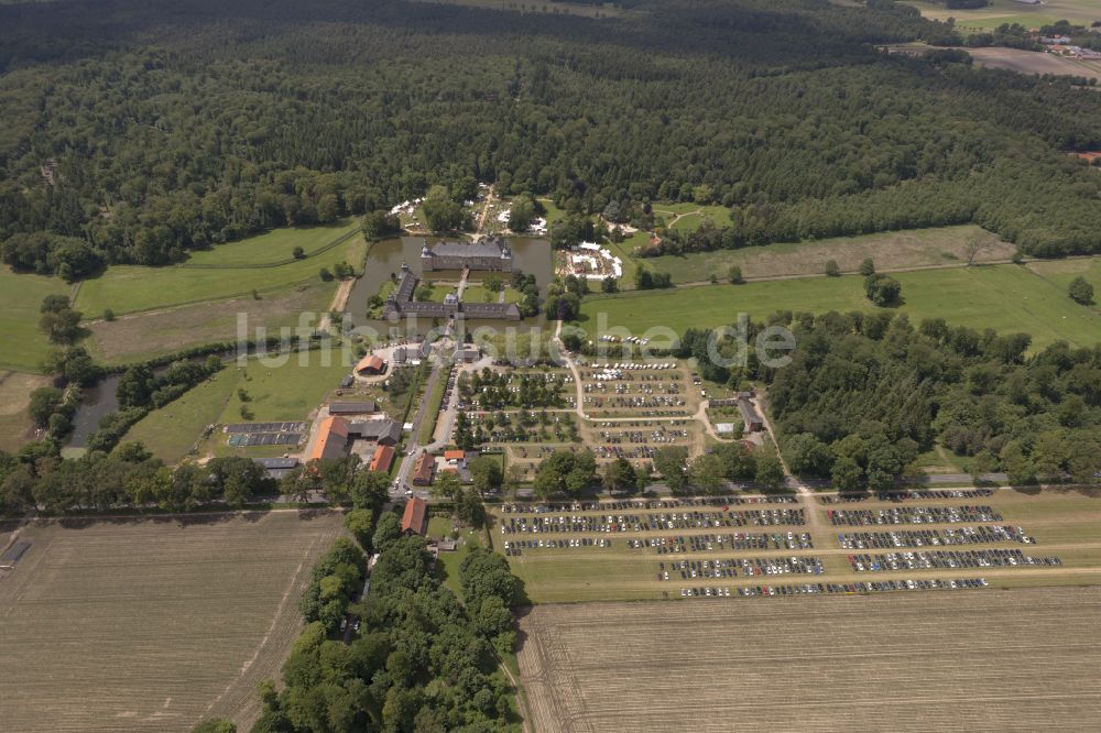 Luftaufnahme Lembeck - Wassergraben mit Wasserschloß Schloss in Lembeck im Bundesland Nordrhein-Westfalen, Deutschland