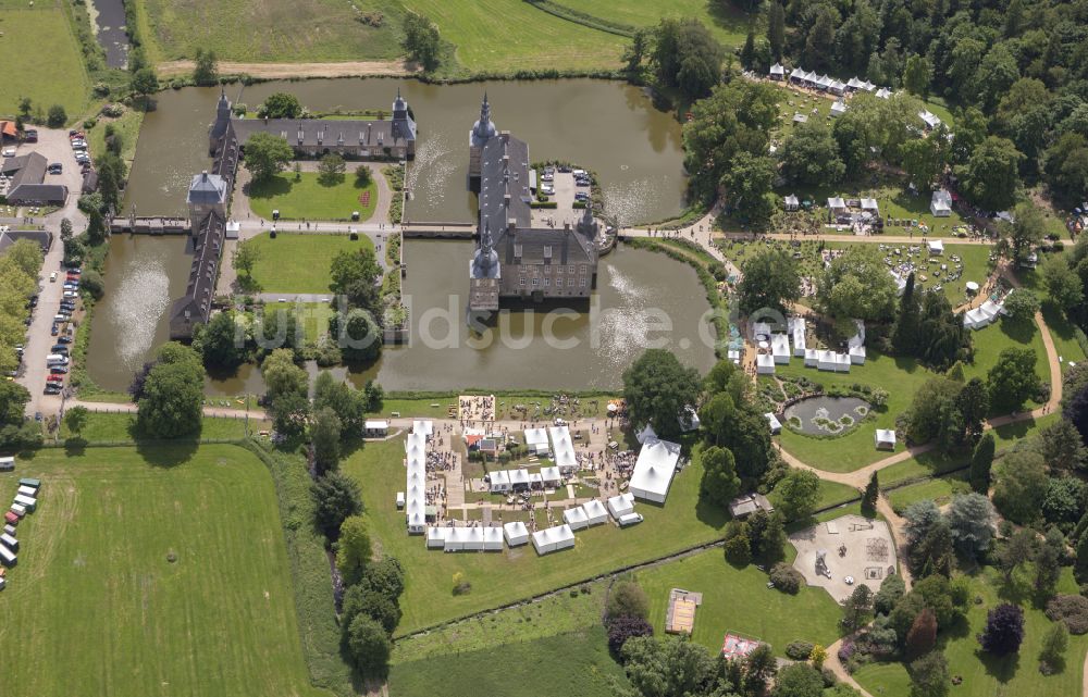 Lembeck aus der Vogelperspektive: Wassergraben mit Wasserschloß Schloss in Lembeck im Bundesland Nordrhein-Westfalen, Deutschland