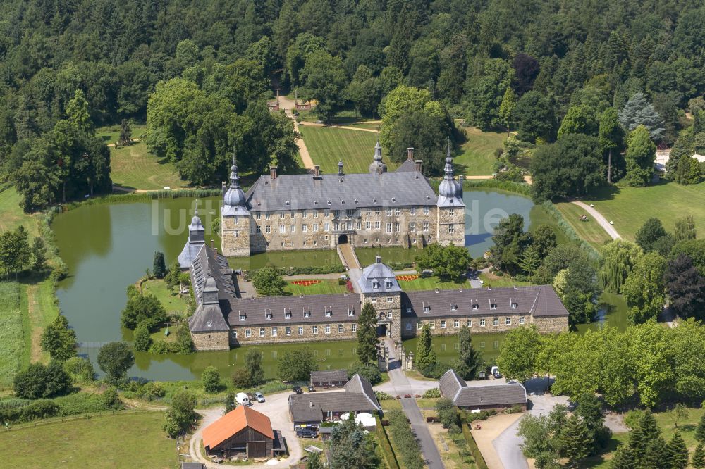 Luftaufnahme Lembeck - Wassergraben mit Wasserschloß Schloss in Lembeck im Bundesland Nordrhein-Westfalen, Deutschland