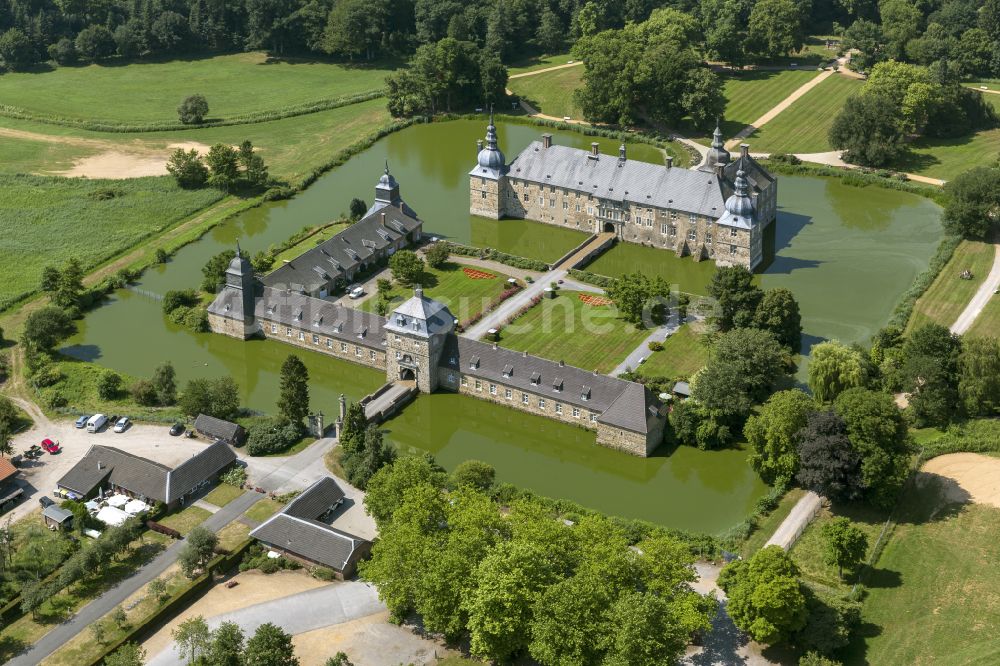 Lembeck aus der Vogelperspektive: Wassergraben mit Wasserschloß Schloss in Lembeck im Bundesland Nordrhein-Westfalen, Deutschland