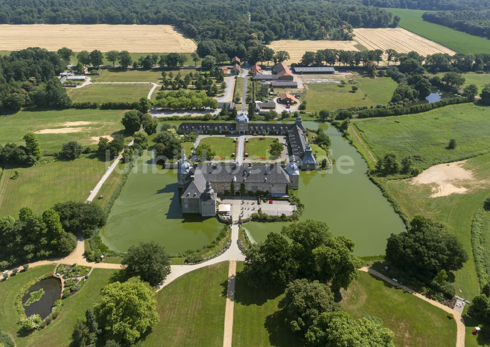 Luftbild Lembeck - Wassergraben mit Wasserschloß Schloss in Lembeck im Bundesland Nordrhein-Westfalen, Deutschland