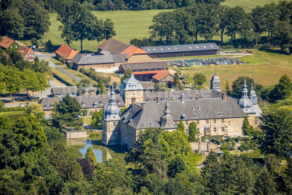 Luftaufnahme Lembeck - Wassergraben mit Wasserschloß Schloss in Lembeck im Bundesland Nordrhein-Westfalen, Deutschland