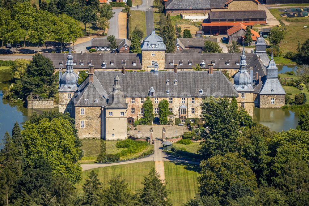 Luftaufnahme Lembeck - Wassergraben mit Wasserschloß Schloss in Lembeck im Bundesland Nordrhein-Westfalen, Deutschland