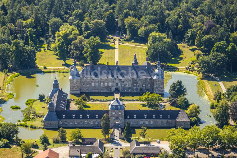 Luftaufnahme Lembeck - Wassergraben mit Wasserschloß Schloss in Lembeck im Bundesland Nordrhein-Westfalen, Deutschland