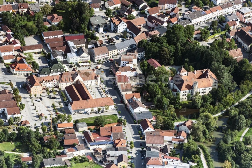 Luftaufnahme Arnstorf - Wassergraben mit Wasserschloß Schloss Mariakirch in Arnstorf im Bundesland Bayern, Deutschland