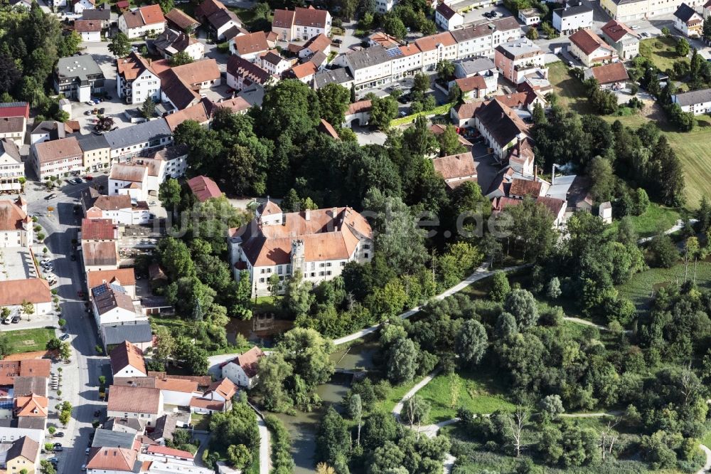 Arnstorf von oben - Wassergraben mit Wasserschloß Schloss Mariakirch in Arnstorf im Bundesland Bayern, Deutschland