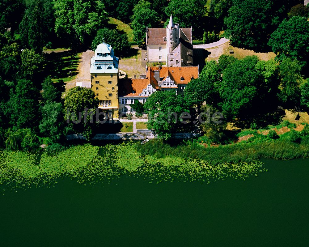 Groß Leuthen von oben - Wassergraben mit Wasserschloß Schloss in der Märkischen Heide in Groß Leuthen im Bundesland Brandenburg, Deutschland