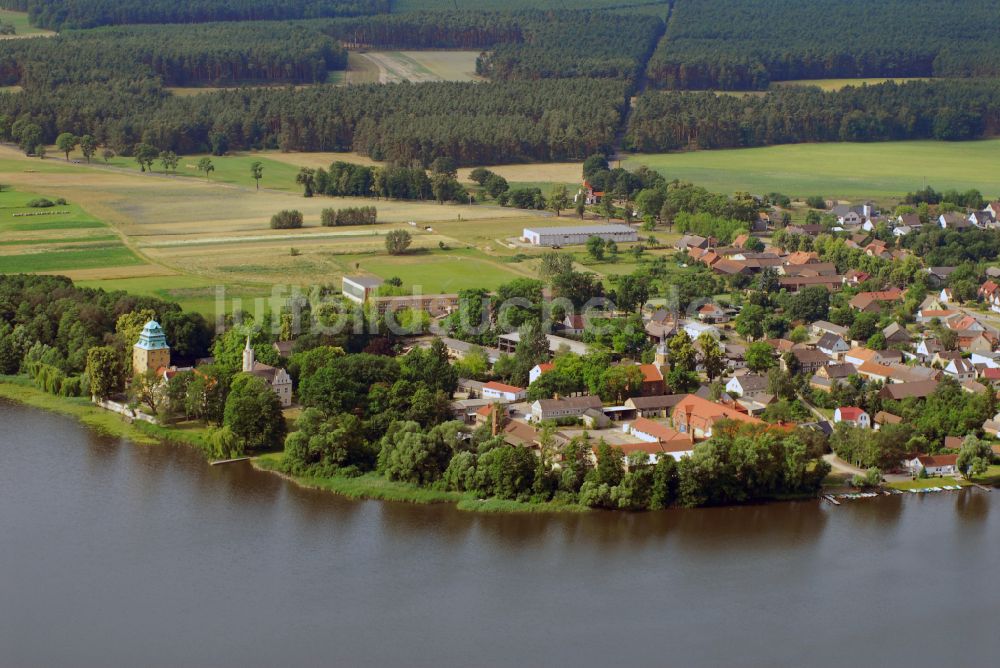 Groß Leuthen von oben - Wassergraben mit Wasserschloß Schloss in der Märkischen Heide in Groß Leuthen im Bundesland Brandenburg, Deutschland