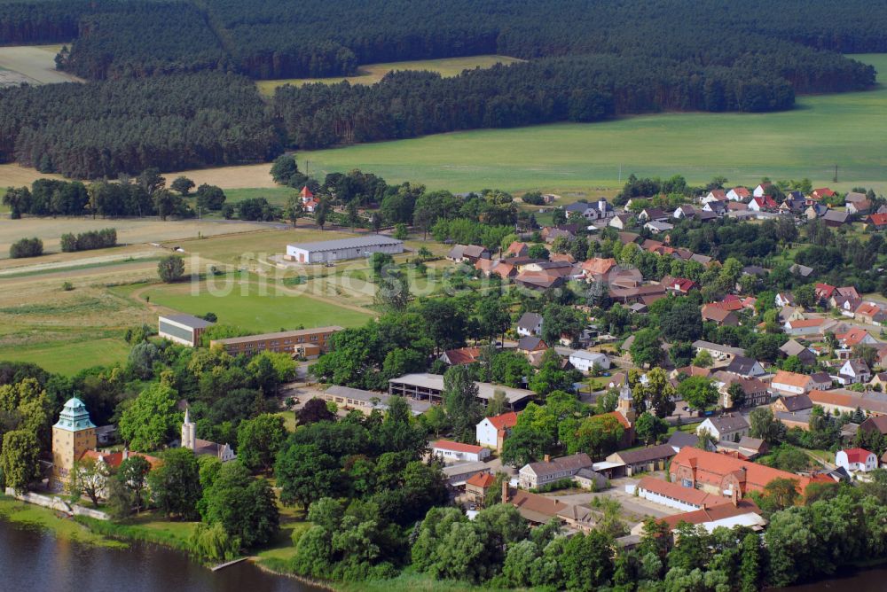 Groß Leuthen aus der Vogelperspektive: Wassergraben mit Wasserschloß Schloss in der Märkischen Heide in Groß Leuthen im Bundesland Brandenburg, Deutschland