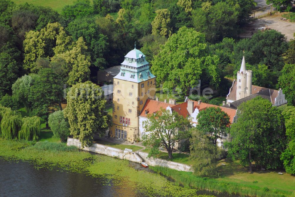 Luftbild Groß Leuthen - Wassergraben mit Wasserschloß Schloss in der Märkischen Heide in Groß Leuthen im Bundesland Brandenburg, Deutschland