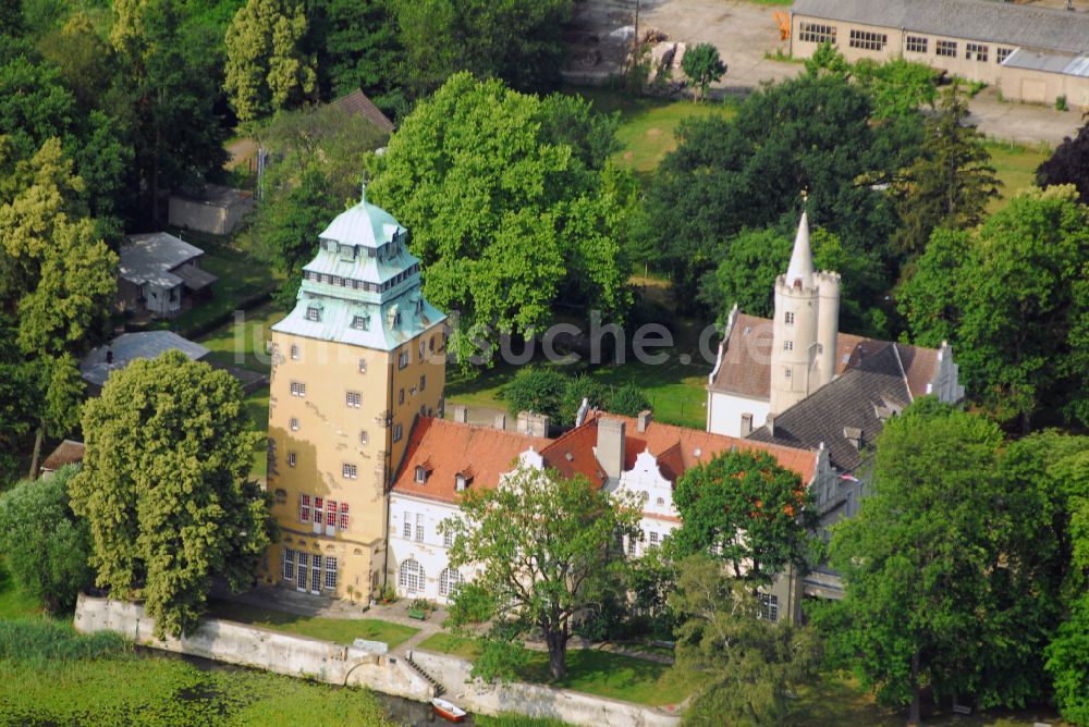 Luftaufnahme Groß Leuthen - Wassergraben mit Wasserschloß Schloss in der Märkischen Heide in Groß Leuthen im Bundesland Brandenburg, Deutschland