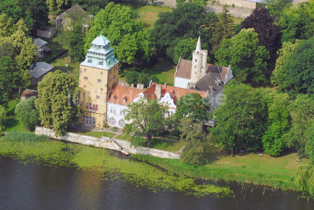 Groß Leuthen von oben - Wassergraben mit Wasserschloß Schloss in der Märkischen Heide in Groß Leuthen im Bundesland Brandenburg, Deutschland