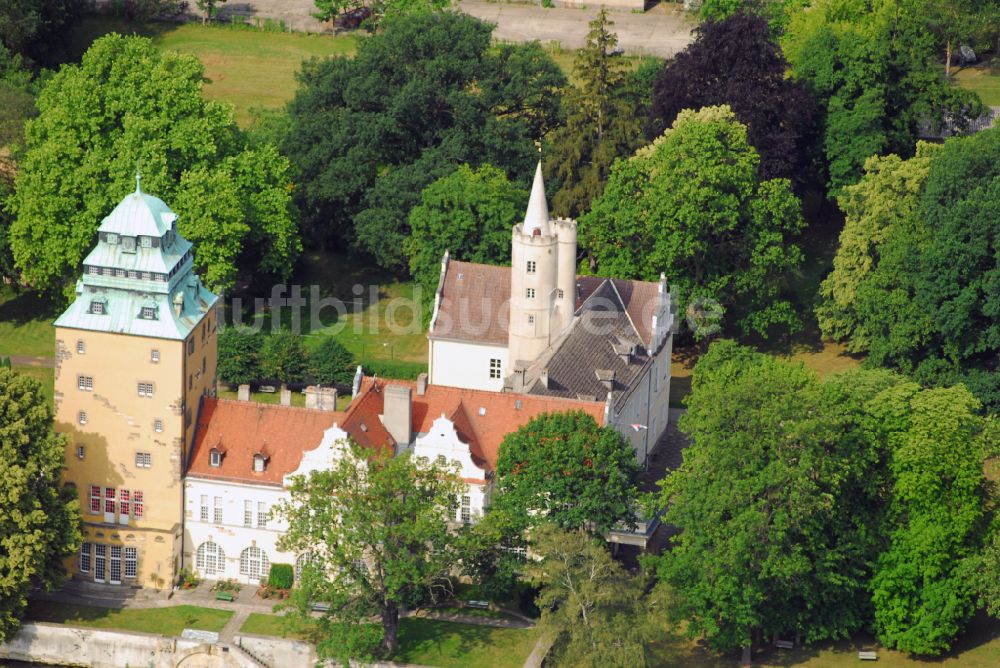 Groß Leuthen aus der Vogelperspektive: Wassergraben mit Wasserschloß Schloss in der Märkischen Heide in Groß Leuthen im Bundesland Brandenburg, Deutschland