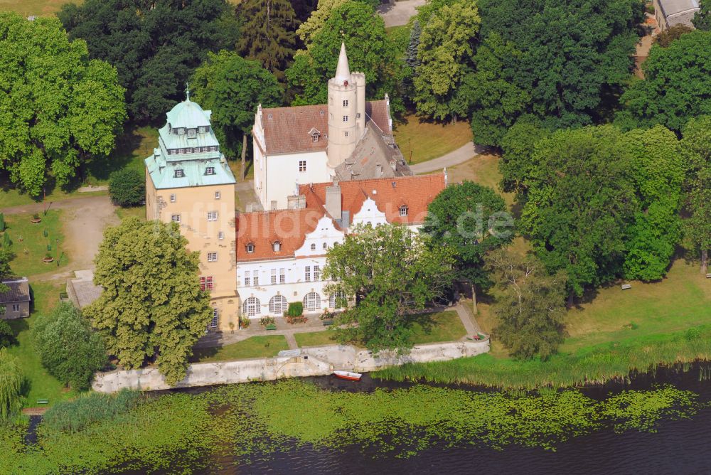 Luftbild Groß Leuthen - Wassergraben mit Wasserschloß Schloss in der Märkischen Heide in Groß Leuthen im Bundesland Brandenburg, Deutschland