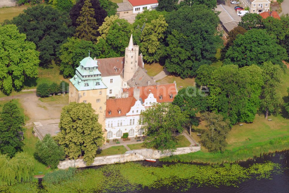 Luftaufnahme Groß Leuthen - Wassergraben mit Wasserschloß Schloss in der Märkischen Heide in Groß Leuthen im Bundesland Brandenburg, Deutschland