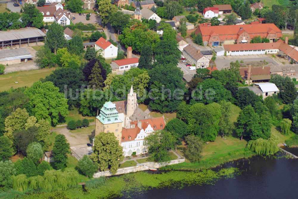 Groß Leuthen von oben - Wassergraben mit Wasserschloß Schloss in der Märkischen Heide in Groß Leuthen im Bundesland Brandenburg, Deutschland