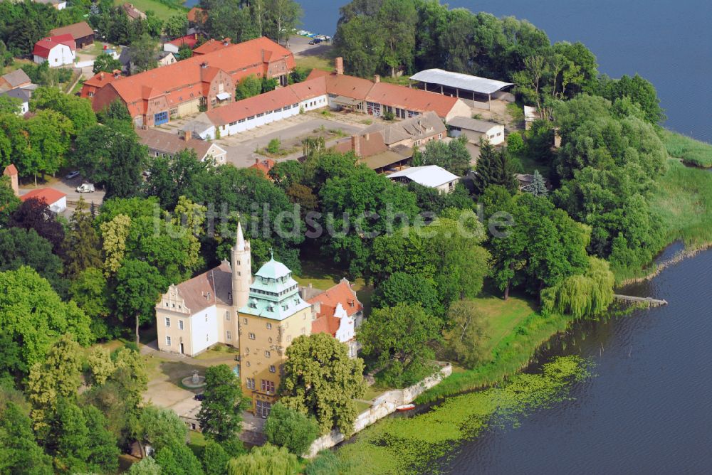 Groß Leuthen aus der Vogelperspektive: Wassergraben mit Wasserschloß Schloss in der Märkischen Heide in Groß Leuthen im Bundesland Brandenburg, Deutschland