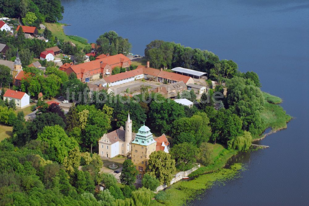 Luftbild Groß Leuthen - Wassergraben mit Wasserschloß Schloss in der Märkischen Heide in Groß Leuthen im Bundesland Brandenburg, Deutschland