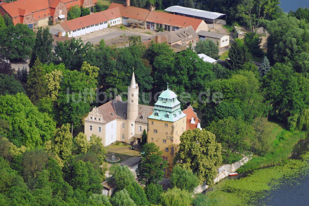 Luftaufnahme Groß Leuthen - Wassergraben mit Wasserschloß Schloss in der Märkischen Heide in Groß Leuthen im Bundesland Brandenburg, Deutschland