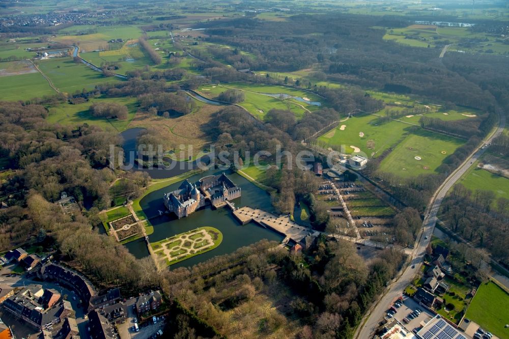 Isselburg von oben - Wassergraben mit Wasserschloß Schloss Museum Wasserburg Anholt in Isselburg im Bundesland Nordrhein-Westfalen