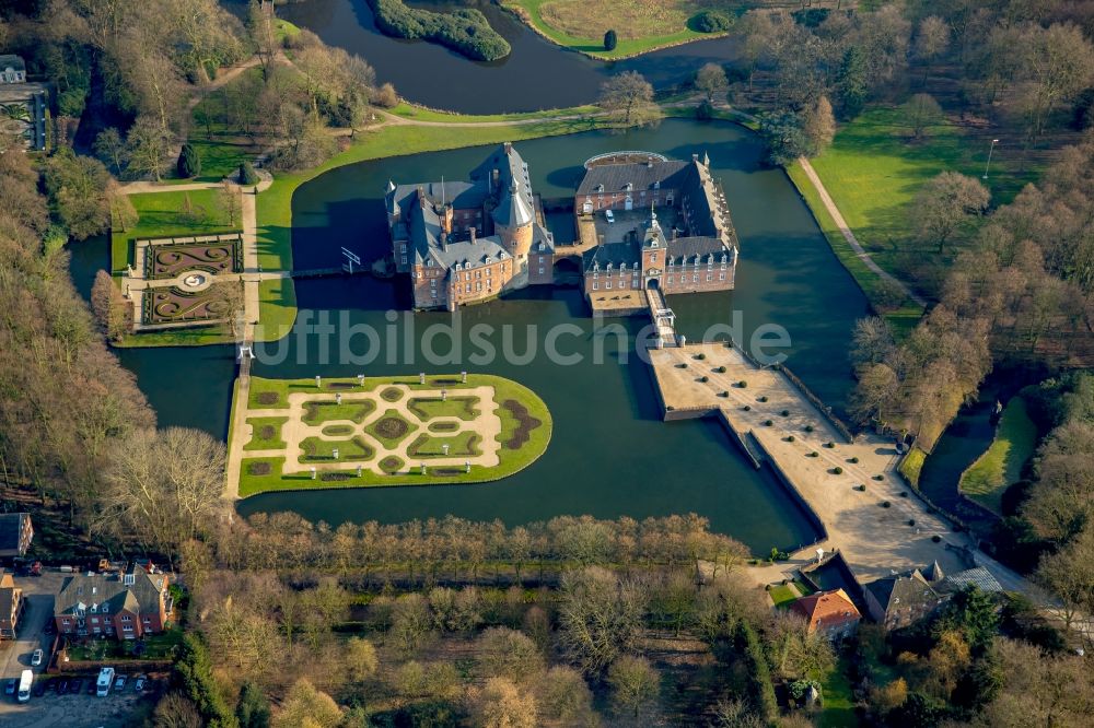 Isselburg aus der Vogelperspektive: Wassergraben mit Wasserschloß Schloss Museum Wasserburg Anholt in Isselburg im Bundesland Nordrhein-Westfalen