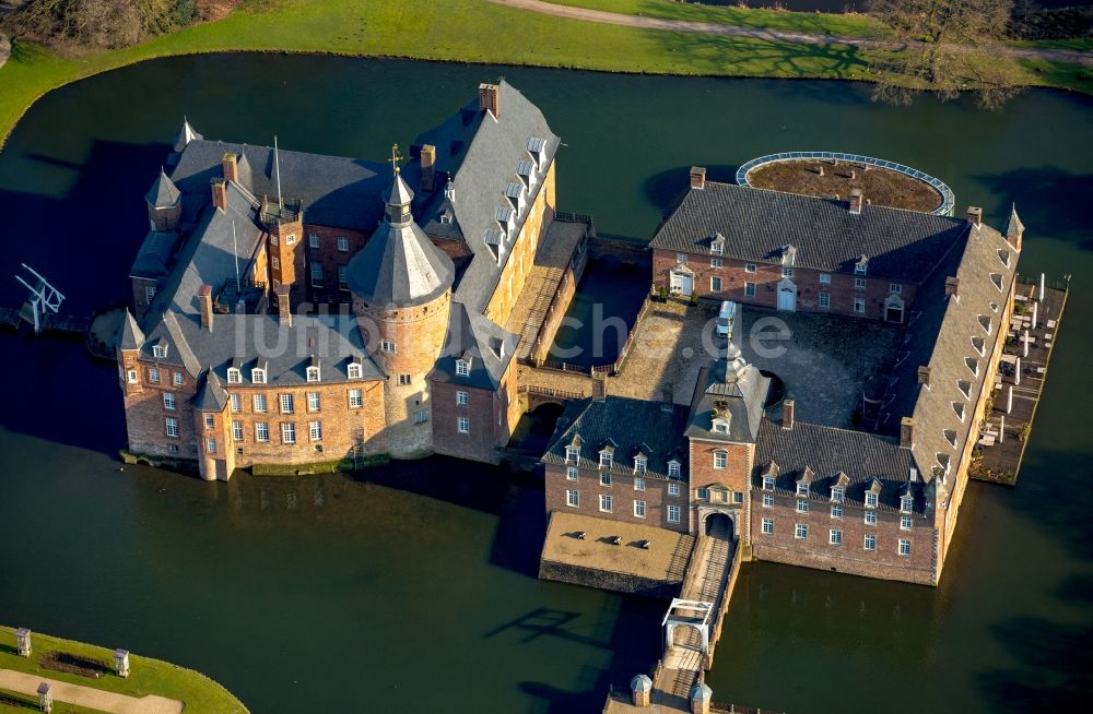 Luftbild Isselburg - Wassergraben mit Wasserschloß Schloss Museum Wasserburg Anholt in Isselburg im Bundesland Nordrhein-Westfalen