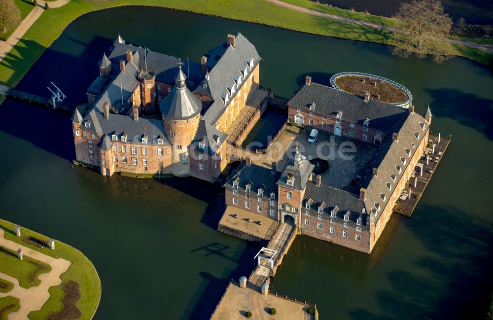 Luftaufnahme Isselburg - Wassergraben mit Wasserschloß Schloss Museum Wasserburg Anholt in Isselburg im Bundesland Nordrhein-Westfalen