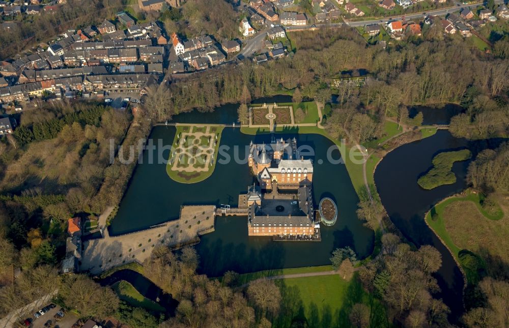 Luftbild Isselburg - Wassergraben mit Wasserschloß Schloss Museum Wasserburg Anholt in Isselburg im Bundesland Nordrhein-Westfalen