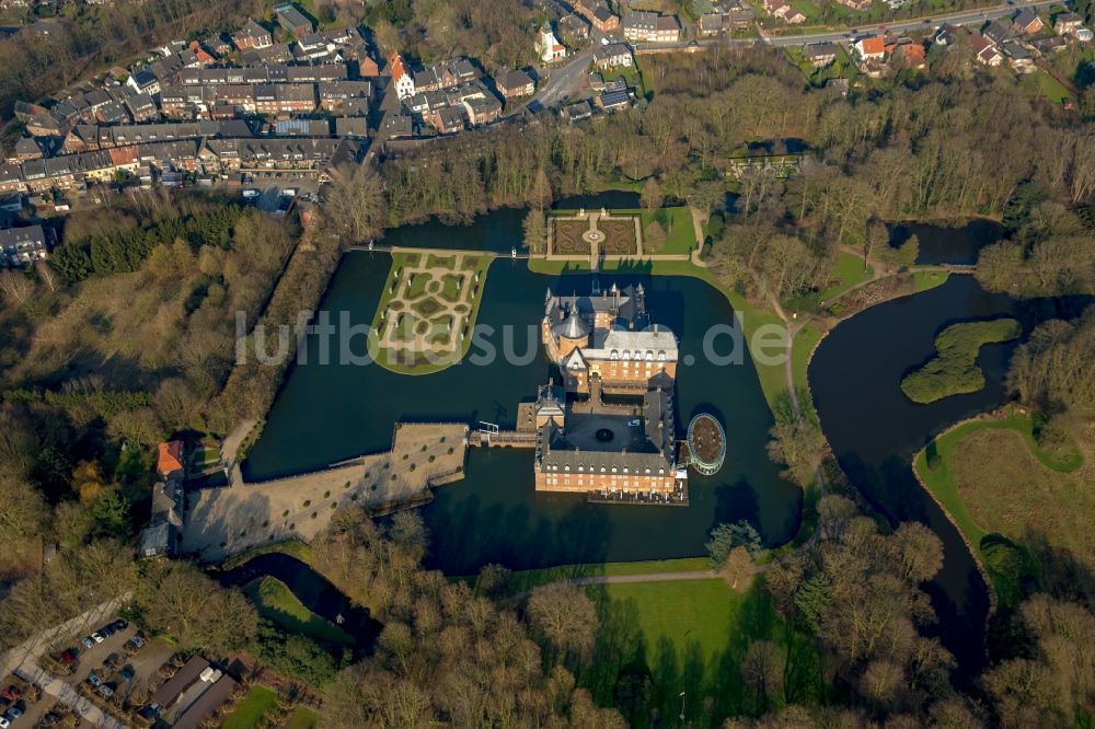 Luftaufnahme Isselburg - Wassergraben mit Wasserschloß Schloss Museum Wasserburg Anholt in Isselburg im Bundesland Nordrhein-Westfalen