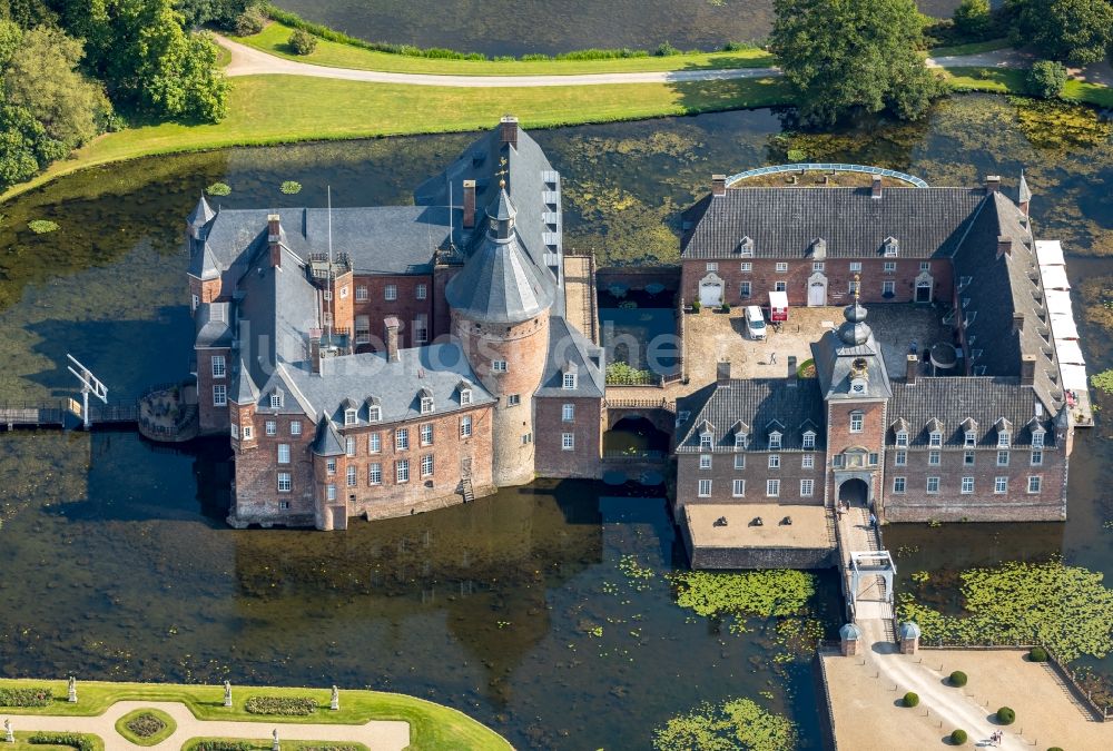 Luftaufnahme Isselburg - Wassergraben mit Wasserschloß Schloss Museum Wasserburg Anholt in Isselburg im Bundesland Nordrhein-Westfalen