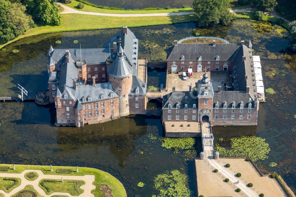 Isselburg von oben - Wassergraben mit Wasserschloß Schloss Museum Wasserburg Anholt in Isselburg im Bundesland Nordrhein-Westfalen