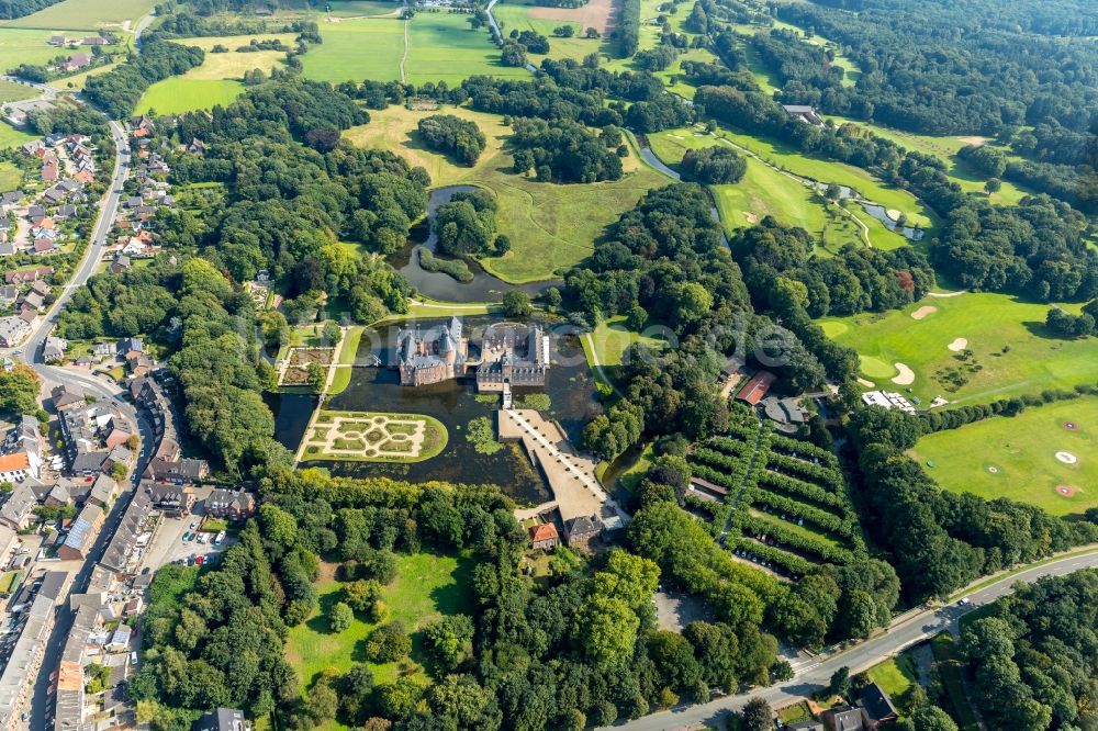 Isselburg aus der Vogelperspektive: Wassergraben mit Wasserschloß Schloss Museum Wasserburg Anholt in Isselburg im Bundesland Nordrhein-Westfalen