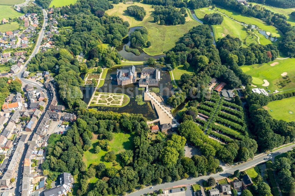 Luftbild Isselburg - Wassergraben mit Wasserschloß Schloss Museum Wasserburg Anholt in Isselburg im Bundesland Nordrhein-Westfalen