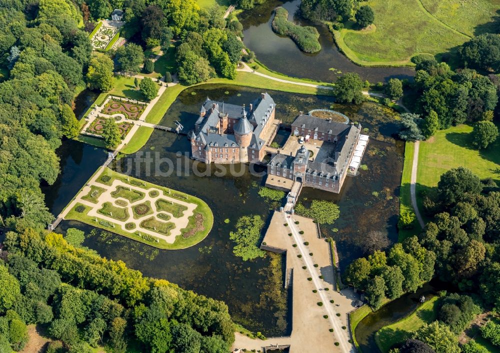 Isselburg von oben - Wassergraben mit Wasserschloß Schloss Museum Wasserburg Anholt in Isselburg im Bundesland Nordrhein-Westfalen