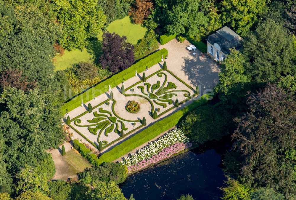 Isselburg aus der Vogelperspektive: Wassergraben mit Wasserschloß Schloss Museum Wasserburg Anholt in Isselburg im Bundesland Nordrhein-Westfalen