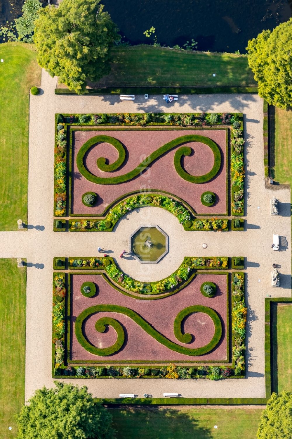 Luftaufnahme Isselburg - Wassergraben mit Wasserschloß Schloss Museum Wasserburg Anholt in Isselburg im Bundesland Nordrhein-Westfalen