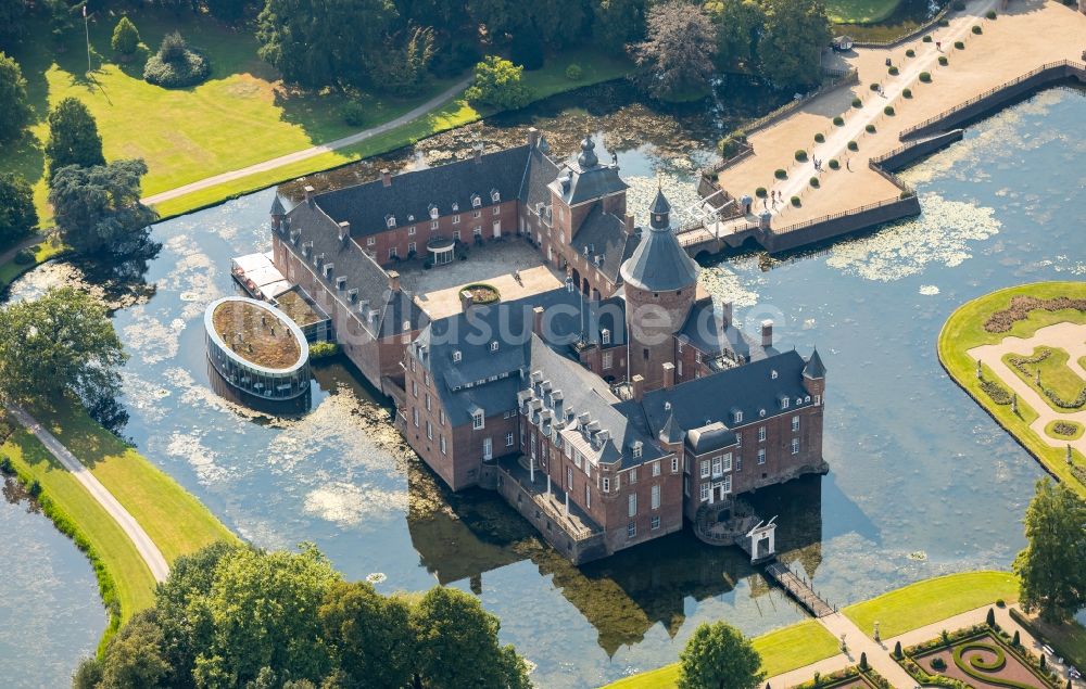 Isselburg von oben - Wassergraben mit Wasserschloß Schloss Museum Wasserburg Anholt in Isselburg im Bundesland Nordrhein-Westfalen