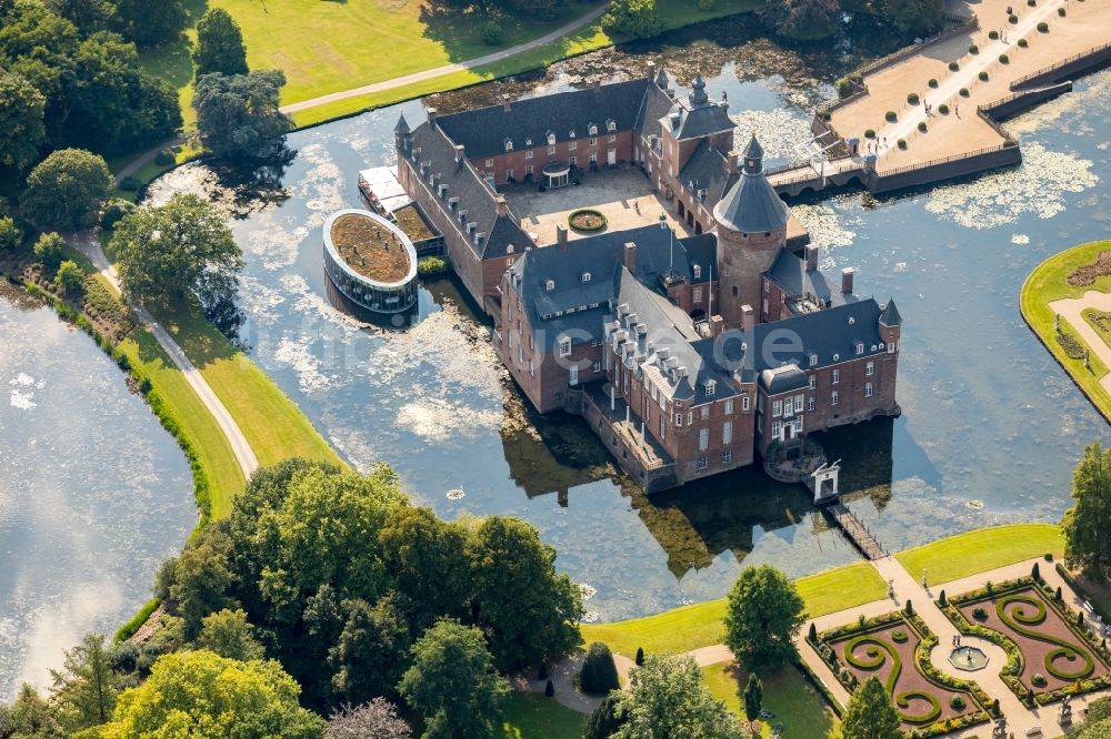 Isselburg aus der Vogelperspektive: Wassergraben mit Wasserschloß Schloss Museum Wasserburg Anholt in Isselburg im Bundesland Nordrhein-Westfalen