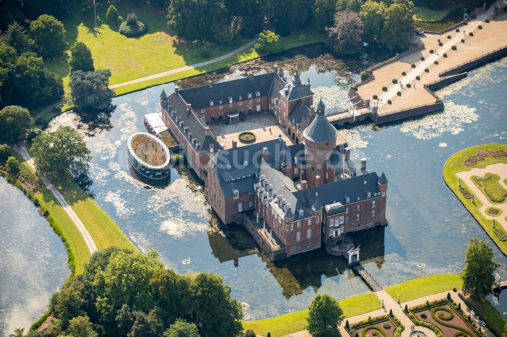 Luftbild Isselburg - Wassergraben mit Wasserschloß Schloss Museum Wasserburg Anholt in Isselburg im Bundesland Nordrhein-Westfalen