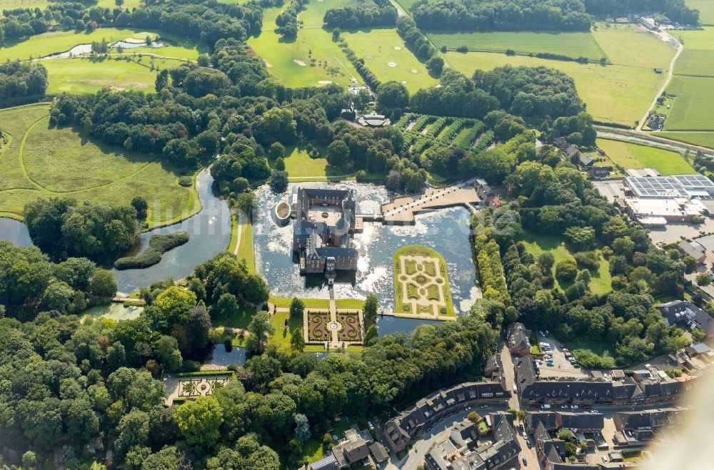 Luftaufnahme Isselburg - Wassergraben mit Wasserschloß Schloss Museum Wasserburg Anholt in Isselburg im Bundesland Nordrhein-Westfalen