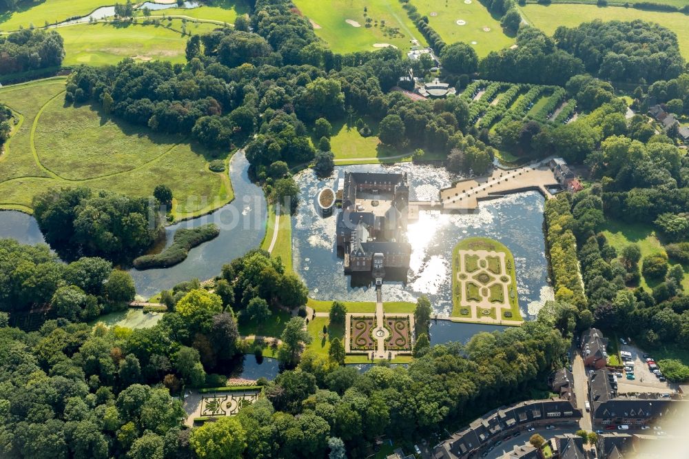 Isselburg von oben - Wassergraben mit Wasserschloß Schloss Museum Wasserburg Anholt in Isselburg im Bundesland Nordrhein-Westfalen