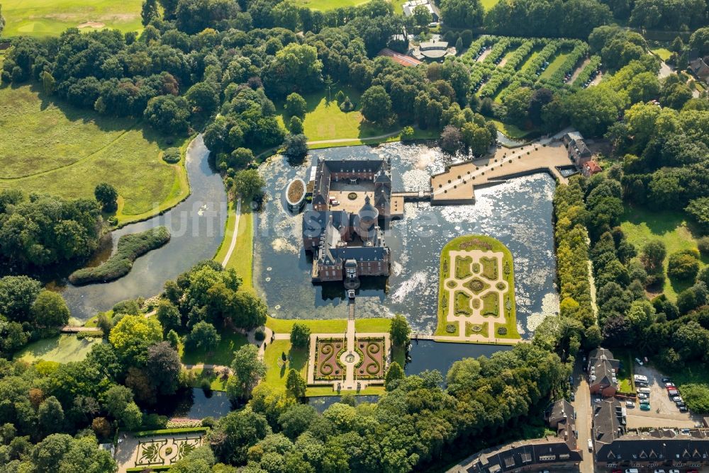 Isselburg aus der Vogelperspektive: Wassergraben mit Wasserschloß Schloss Museum Wasserburg Anholt in Isselburg im Bundesland Nordrhein-Westfalen