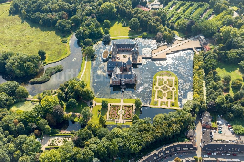 Luftbild Isselburg - Wassergraben mit Wasserschloß Schloss Museum Wasserburg Anholt in Isselburg im Bundesland Nordrhein-Westfalen